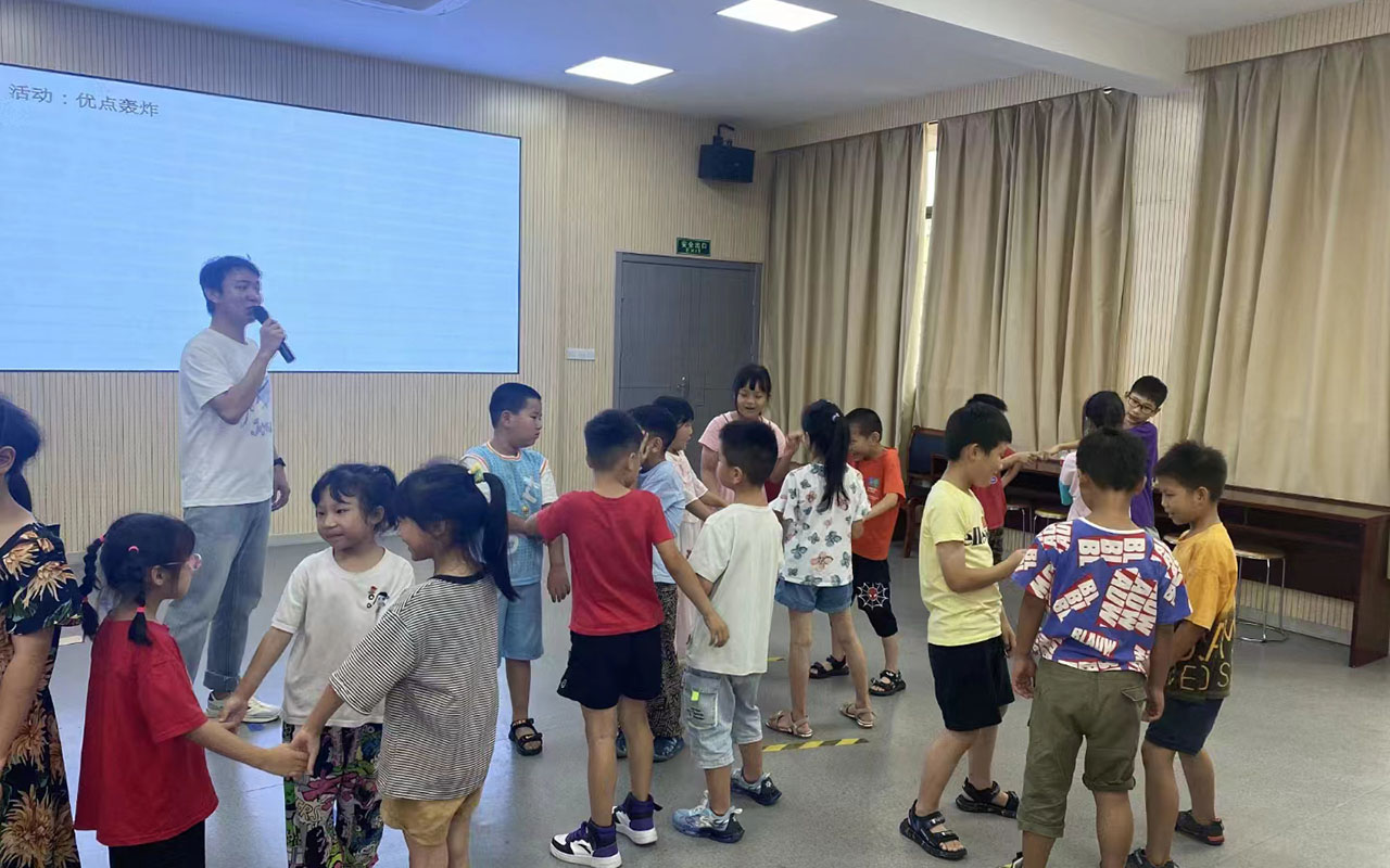 带岭龙观乡中心学校